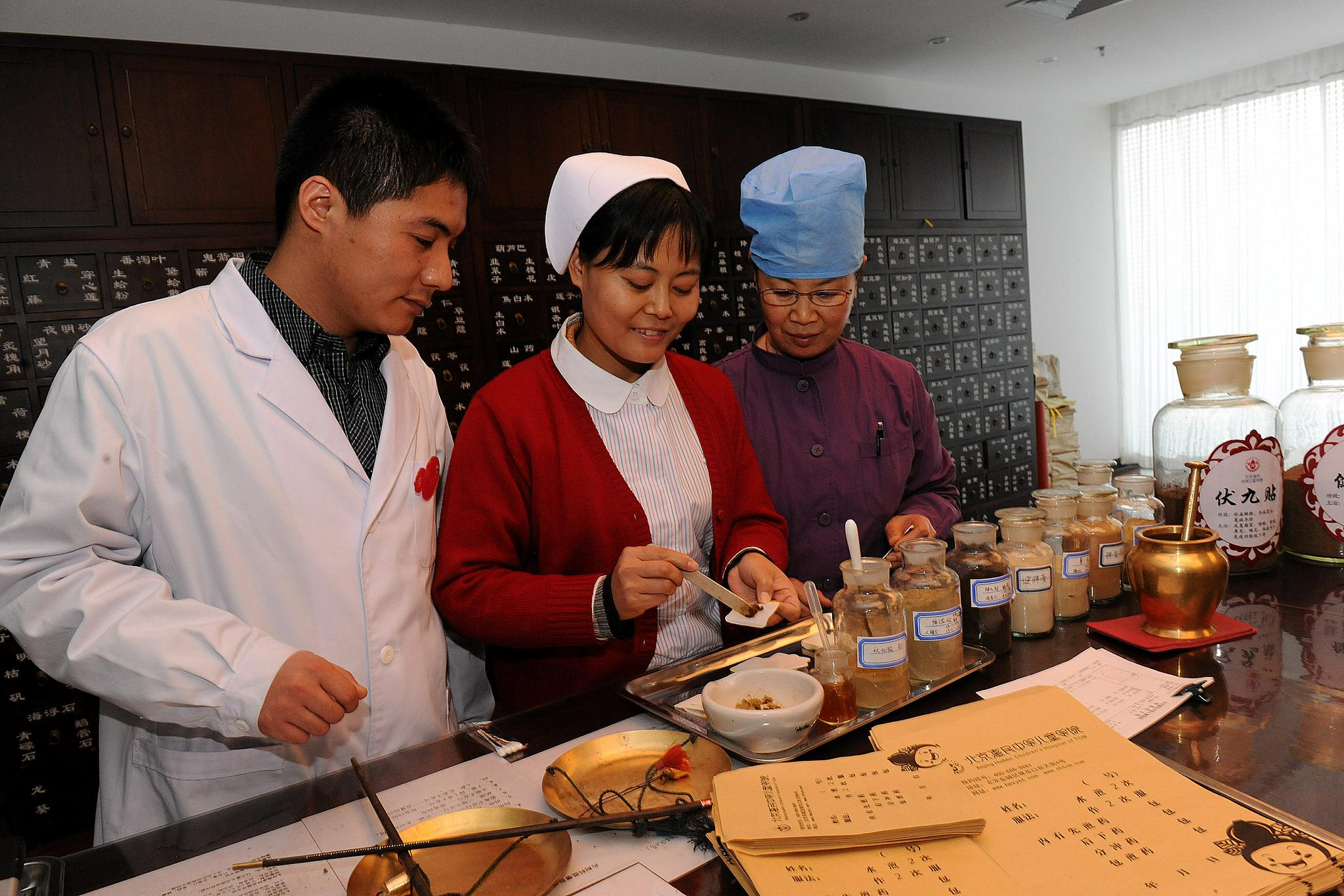 北京惠民中医儿童医院药剂师在配制儿童"三九贴".资料图