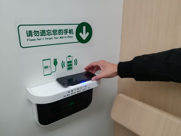 图说:车厢内有放置手机的免费无线充电台