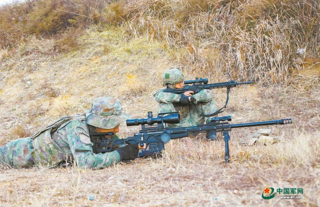 空降兵雷神突击队伞降训练 两种新狙击枪亮相|雷神|空降兵|突击队