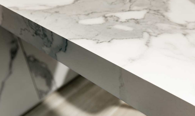 如果侧面和底部是一体,平滑的,则是真岩板,如果是凹凸,有小格子的