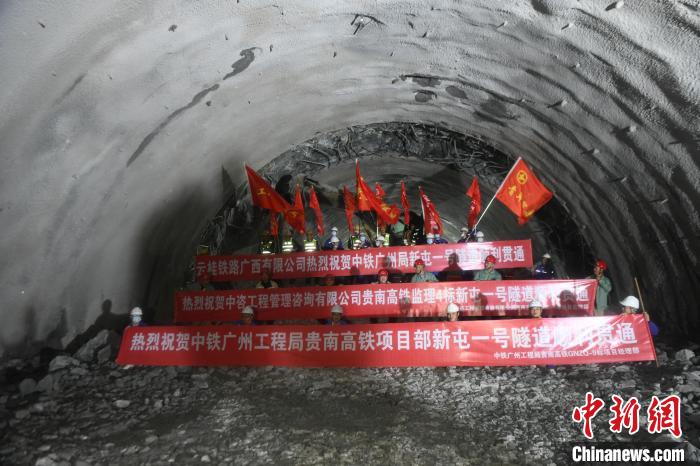 建筑工人正在庆祝隧道顺利贯通。蒋雪林 摄