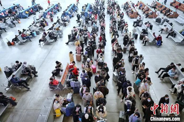 资料图：火车站内，旅客等待检票。胡燕 摄