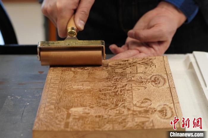 甘肃手工书艺人寓敦煌壁画于方寸雕版