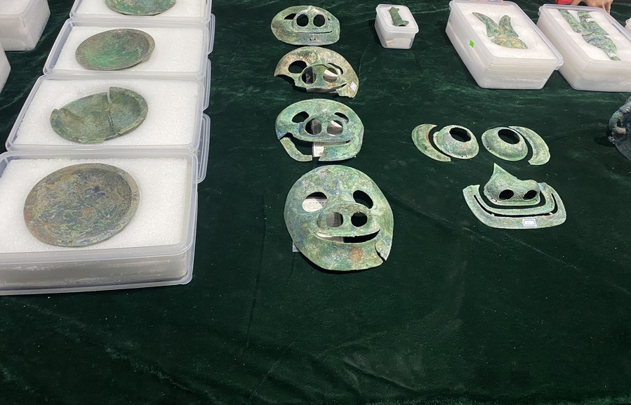 琉璃河遗址出土的青铜面具等文物。新华社记者 罗鑫 摄