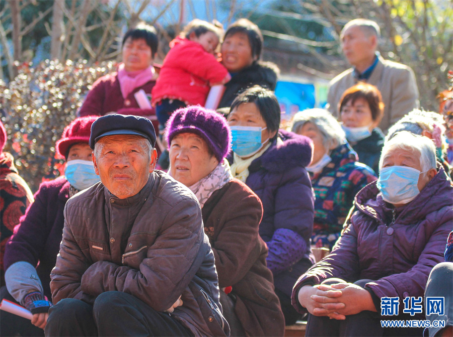 12月18日,河南省南阳市卧龙区英庄镇河东村文化广场,南阳曲剧艺术中心