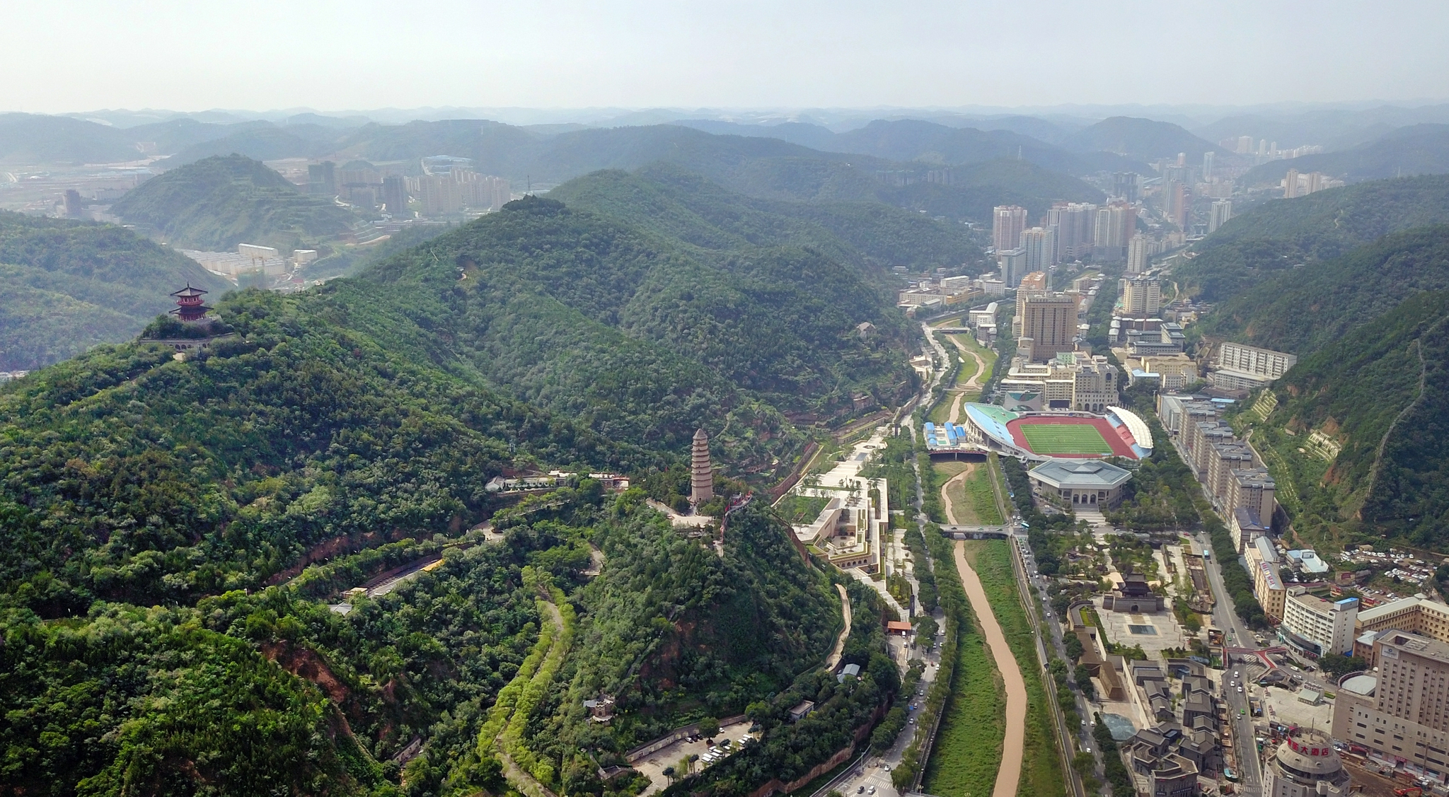 郁郁葱葱的延安市宝塔山(2019年8月27日摄,无人机照片).