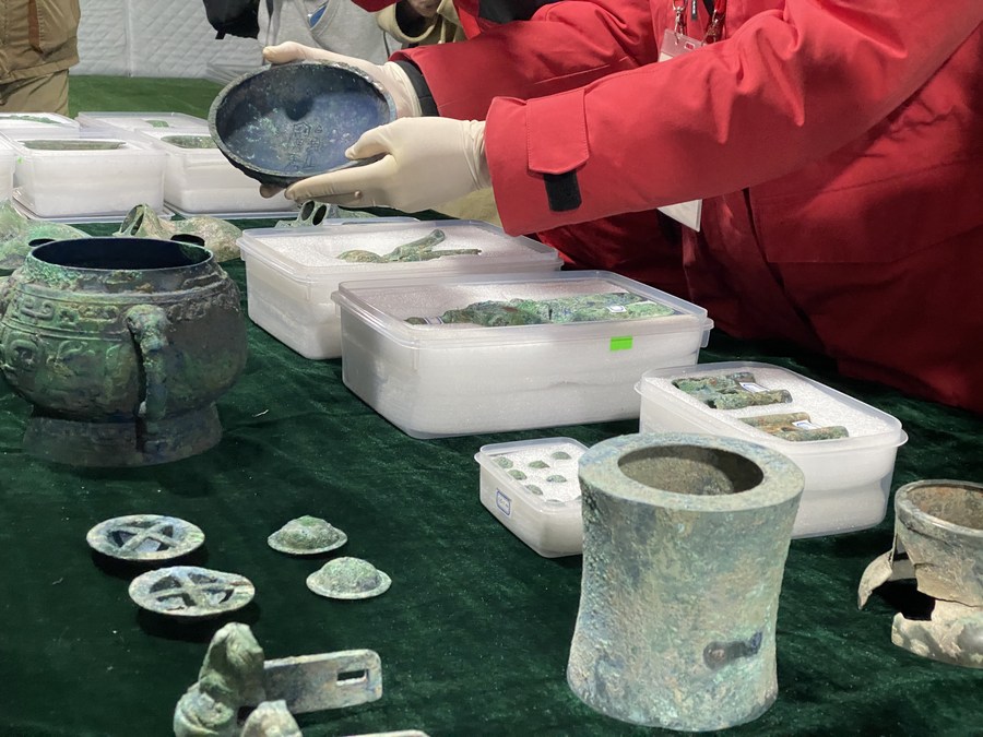 考古工作人员展示琉璃河遗址出土的铜簋。新华社记者 罗鑫 摄