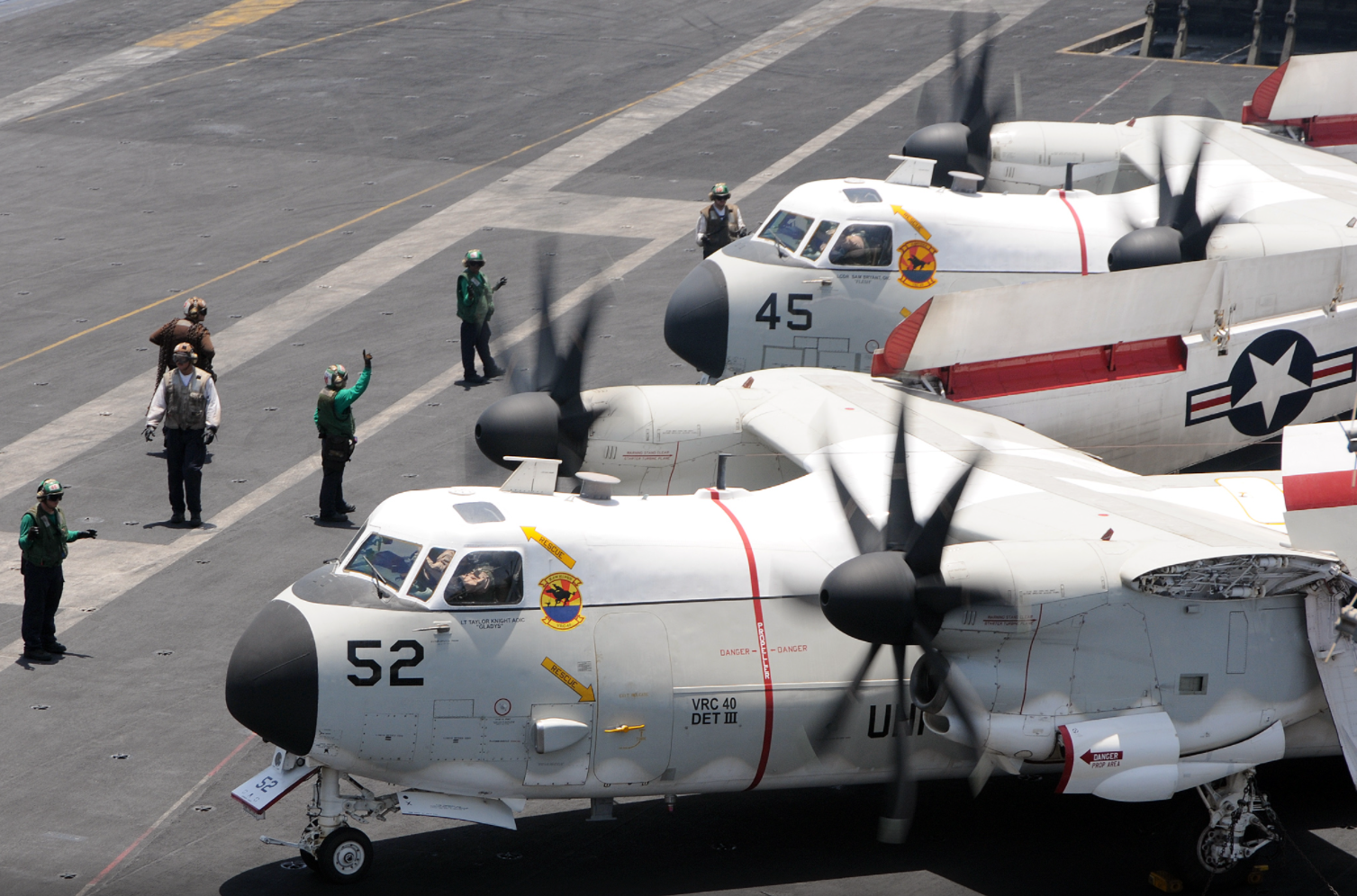 c2舰载运输机以e2预警机为基础衍生为航母担负运输重任