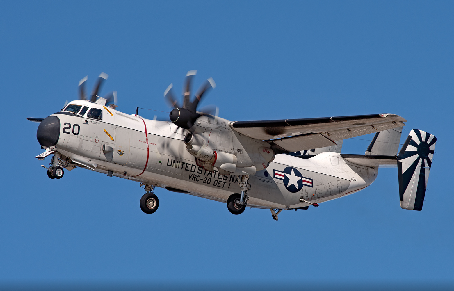 c2舰载运输机以e2预警机为基础衍生为航母担负运输重任