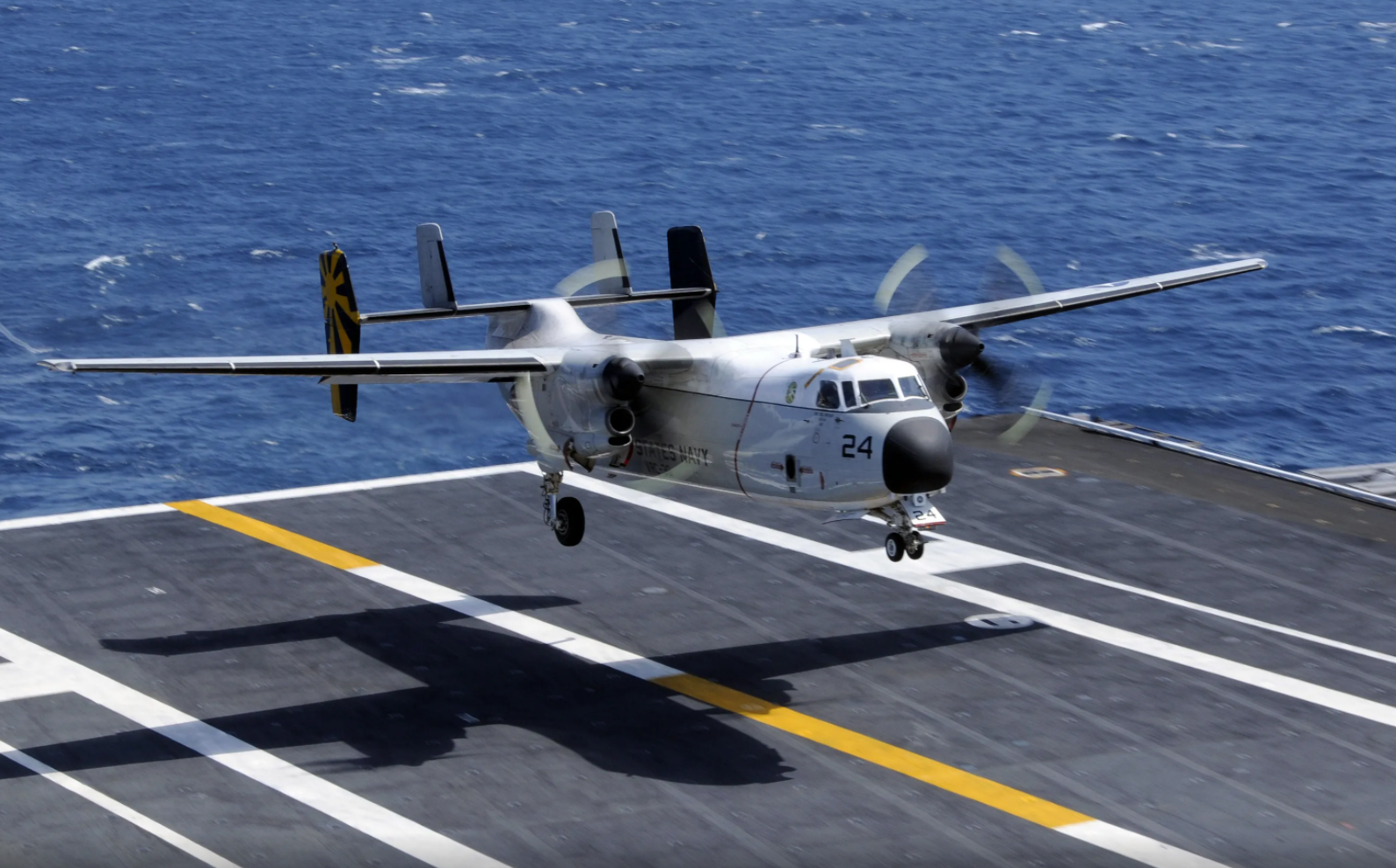 c2舰载运输机以e2预警机为基础衍生为航母担负运输重任