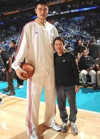 姚明让奥尼尔都显娇小，那在我们面前又是啥样 8张照片给你答案休闲区蓝鸢梦想 - Www.slyday.coM