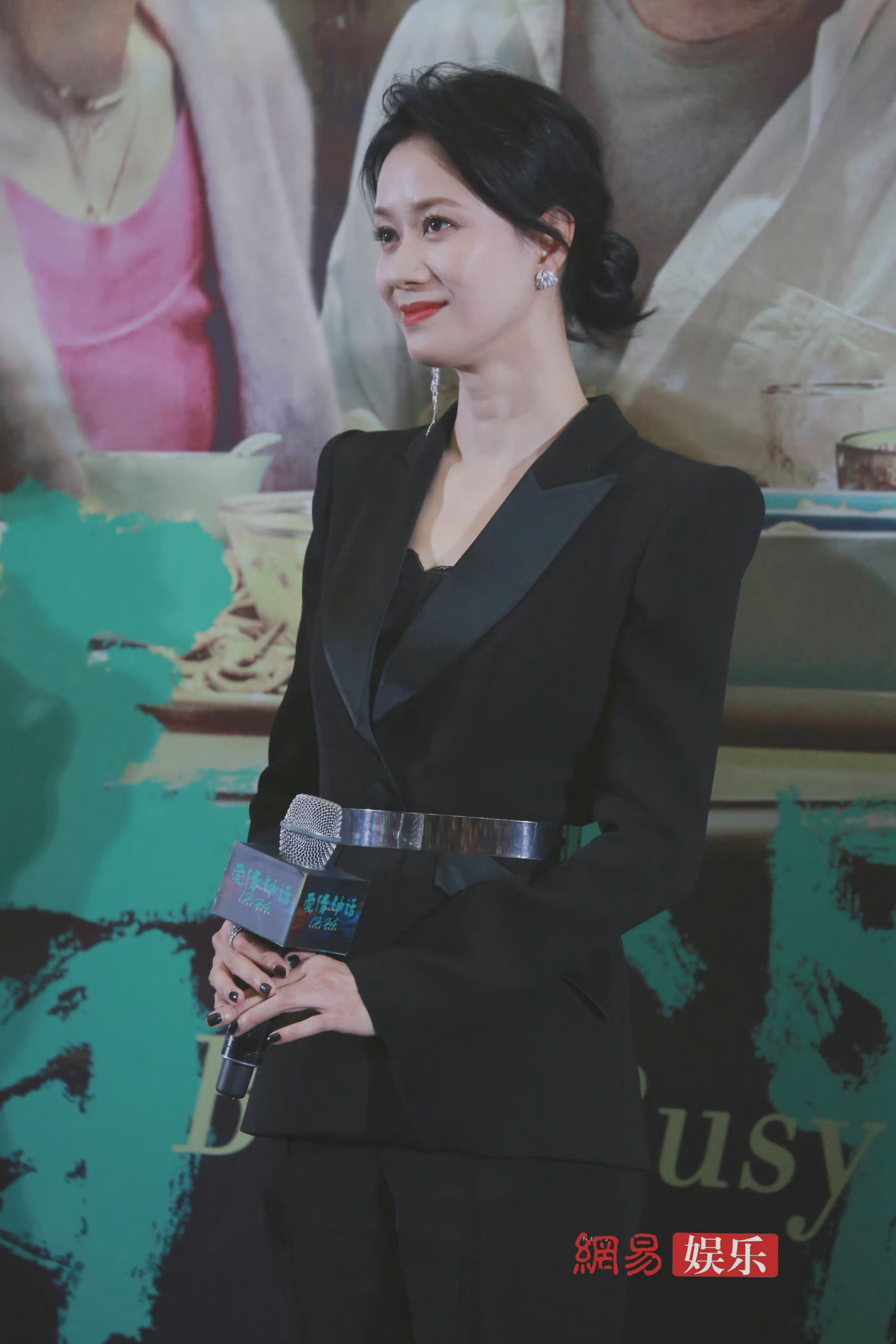 倪虹洁作品新片路演一身干练的黑色西装