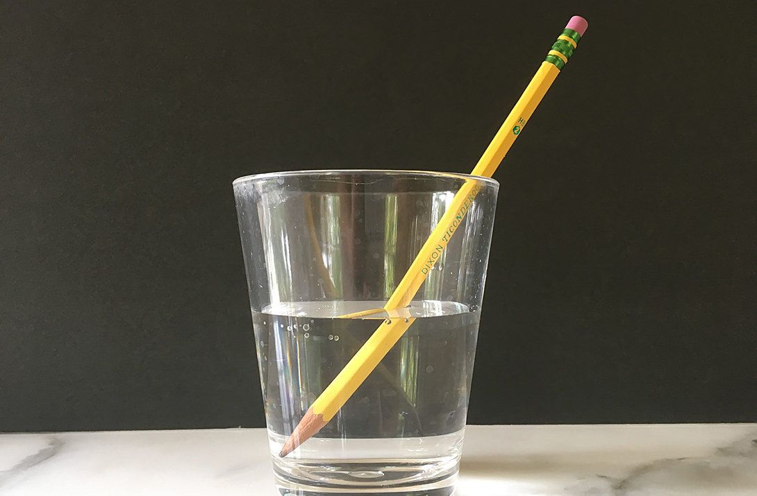 关于海市蜃楼,我们可以先来了解一下光的折射现象,浸入水中的筷子看