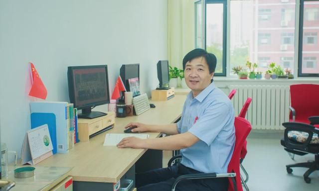 潍坊新华中学心教师赵洪福怀仁爱以身育人的赵洪福