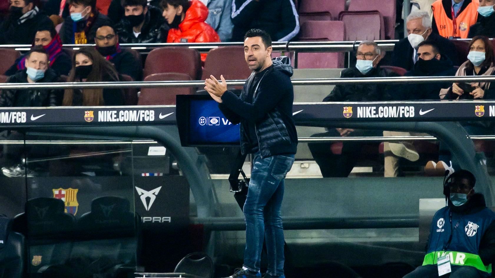 塞维利亚首发:13-布努,23-孔德,25-费尔南多,20-迭戈-卡洛斯,4-雷基克