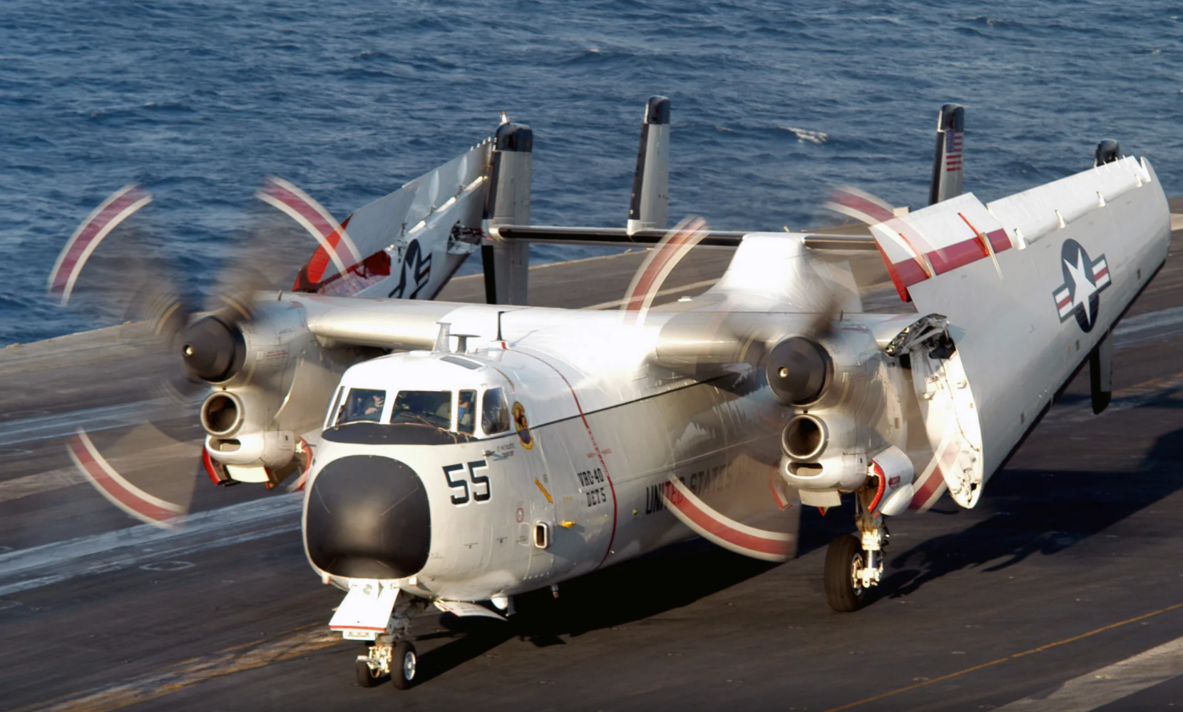 c2舰载运输机以e2预警机为基础衍生为航母担负运输重任