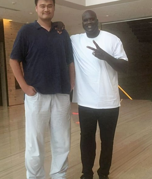 姚明让奥尼尔都显娇小，那在我们面前又是啥样 8张照片给你答案休闲区蓝鸢梦想 - Www.slyday.coM