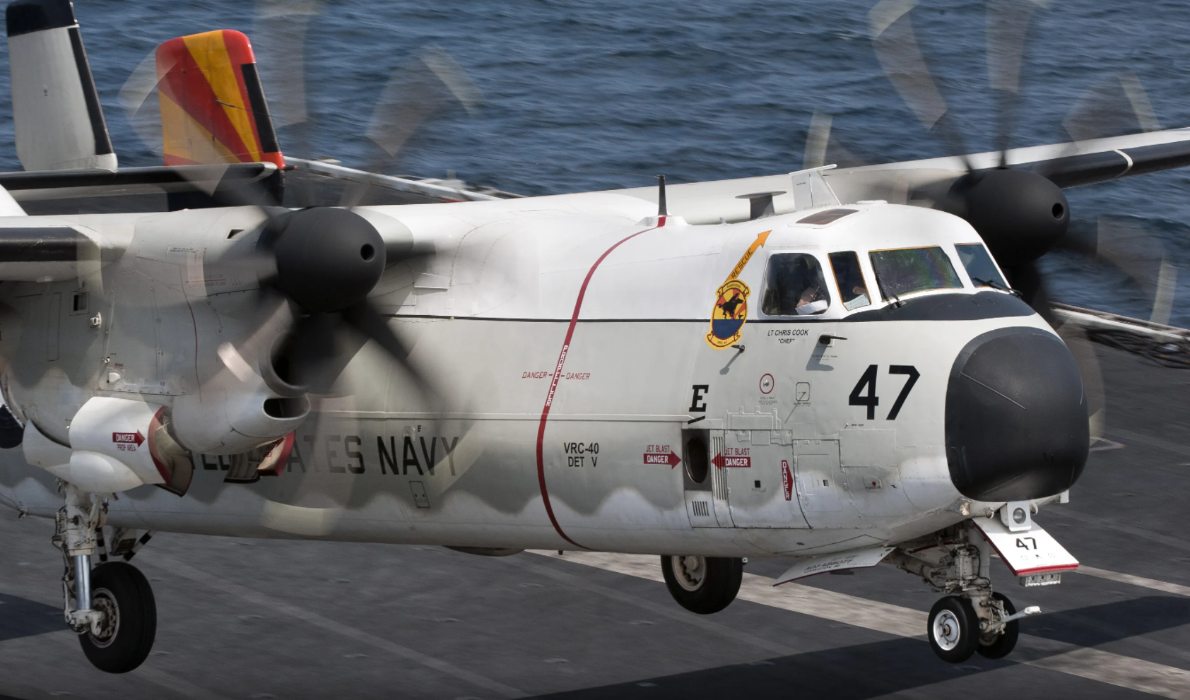 c2舰载运输机以e2预警机为基础衍生为航母担负运输重任