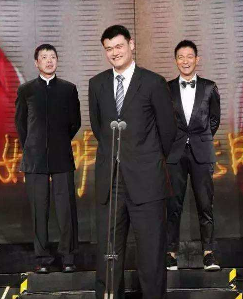 姚明让奥尼尔都显娇小，那在我们面前又是啥样 8张照片给你答案休闲区蓝鸢梦想 - Www.slyday.coM