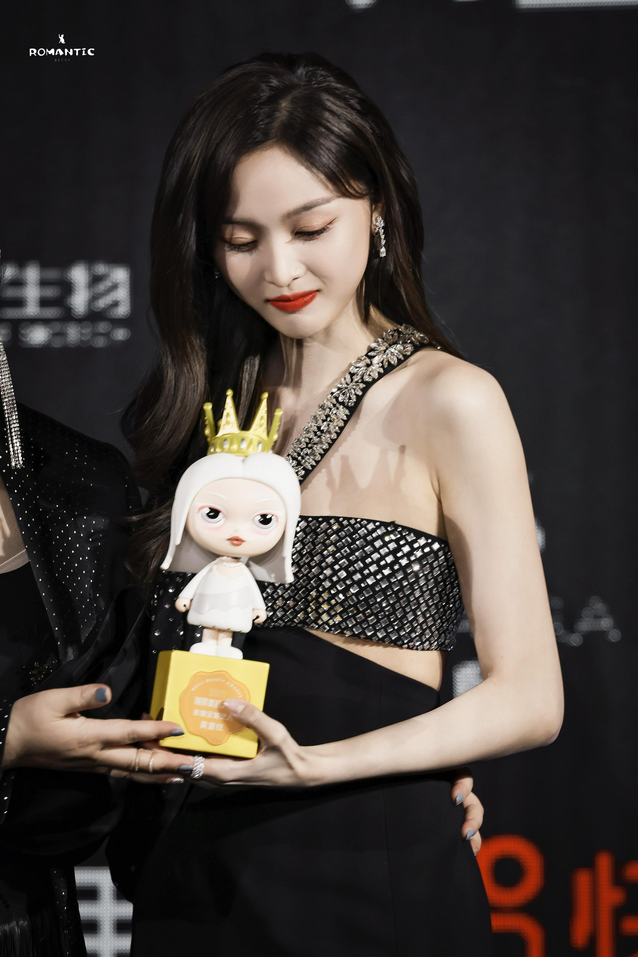 吴宣仪今晚活动红毯饭拍金色亮片高开叉长裙