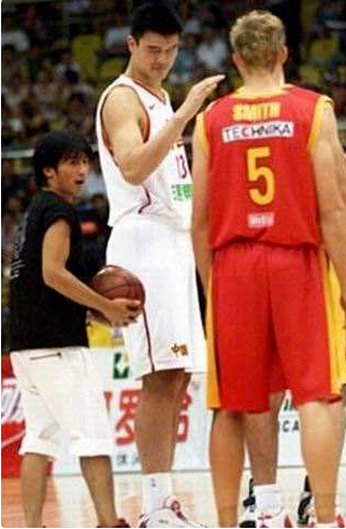 姚明让奥尼尔都显娇小，那在我们面前又是啥样 8张照片给你答案休闲区蓝鸢梦想 - Www.slyday.coM