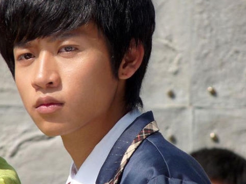 魏晨与于玮是大学同学,两人秘密恋爱了多年才被曝光,2019年,魏晨求婚