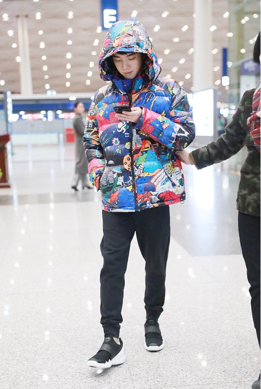 华晨宇的私下穿搭也挺普通,穿印花羽绒服不像明星,感觉挺低调的