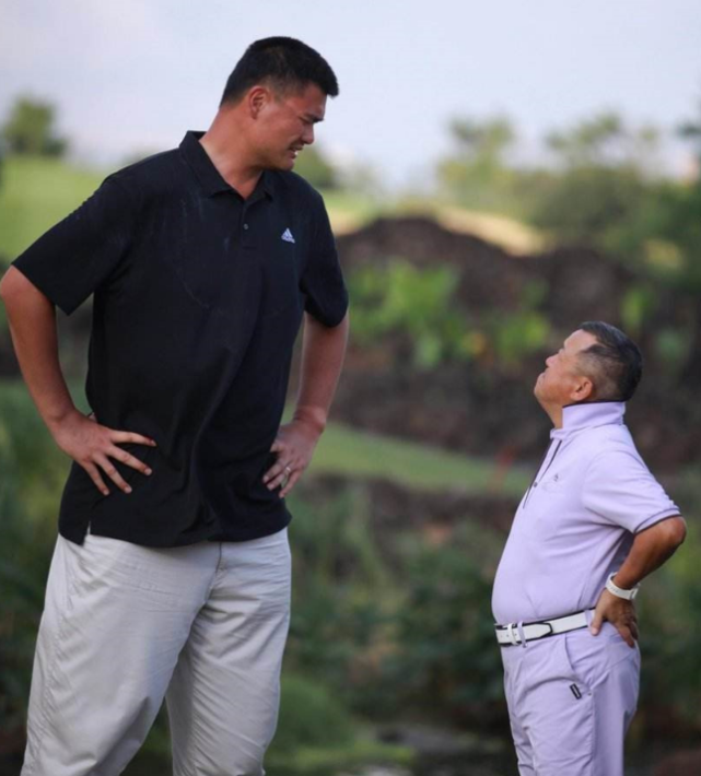 姚明让奥尼尔都显娇小，那在我们面前又是啥样 8张照片给你答案休闲区蓝鸢梦想 - Www.slyday.coM