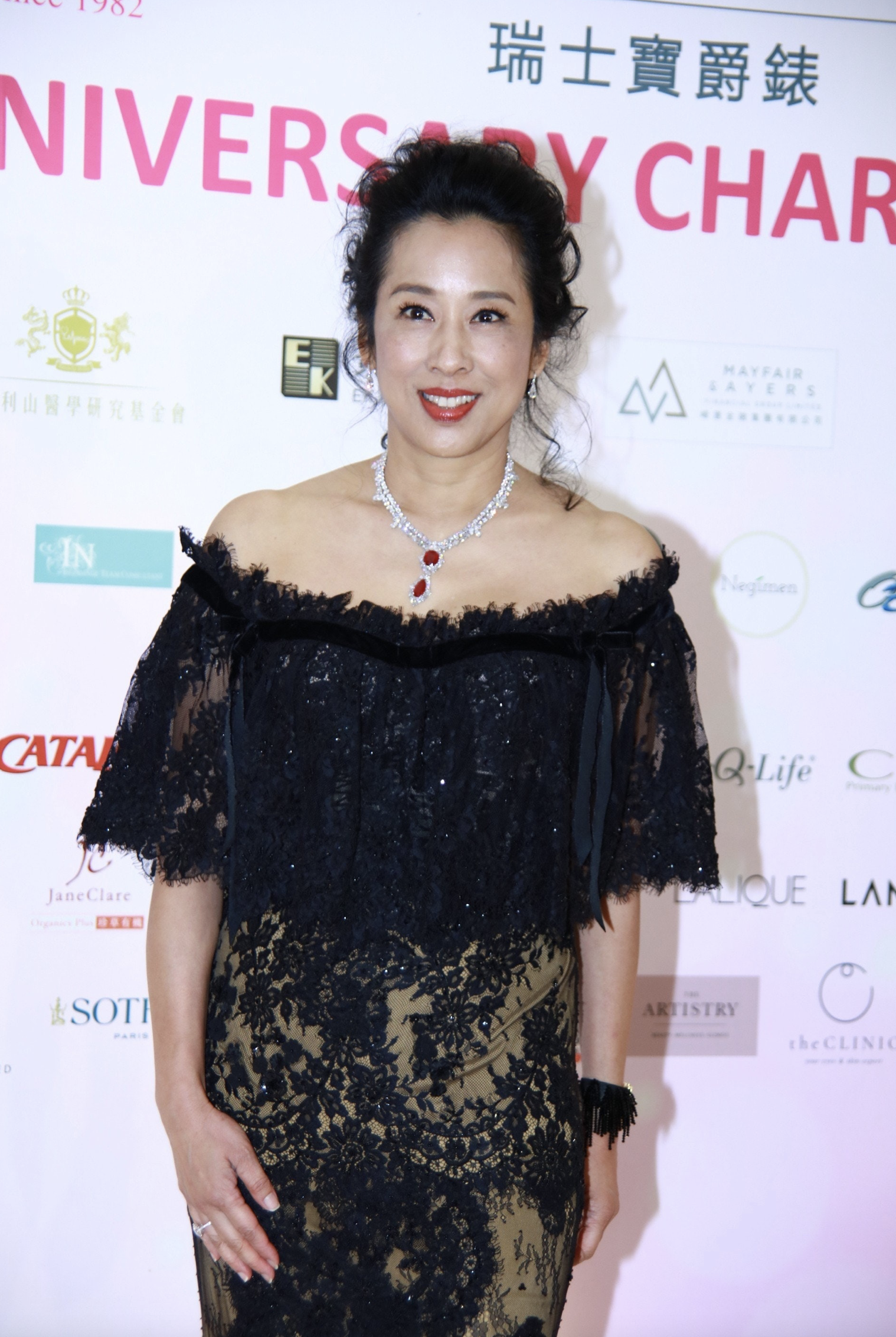 63岁朱玲玲带领港姐拍宣传片素颜露脸仍抢镜身材不输年轻港姐