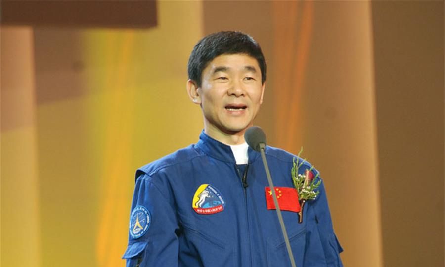 刘伯明非常腼腆,他上中学时,几乎不与班里的女生说话,但是他的成绩