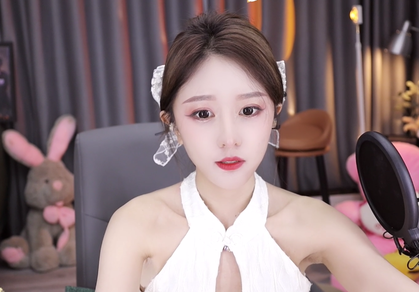 林七七香肩旗袍装开播锁骨一览无遗网友羡慕白到反光