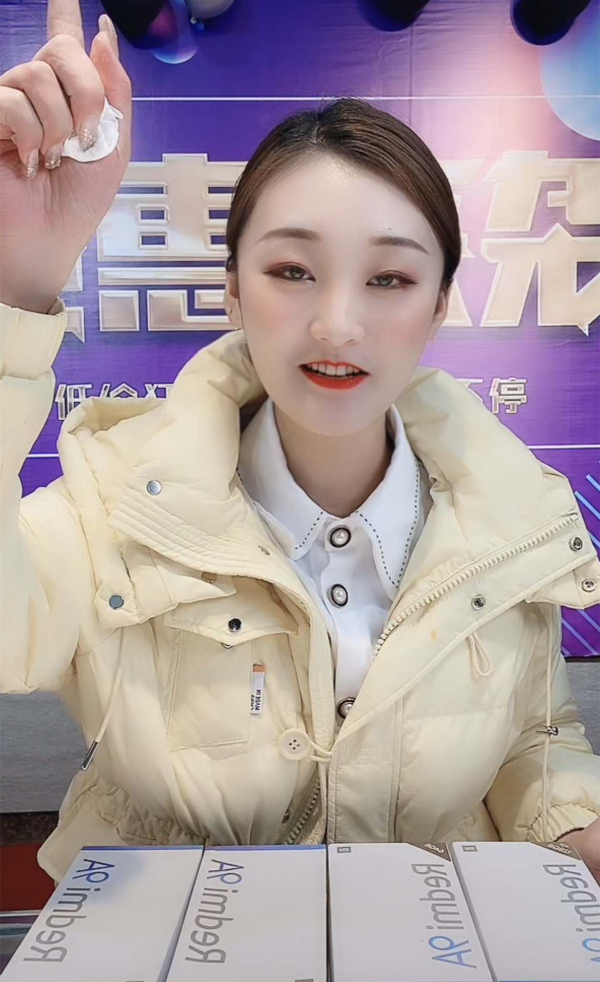 陈亚男正式回归直播带货，删除离婚文案，满屏飘字幕：支持亚男休闲区蓝鸢梦想 - Www.slyday.coM