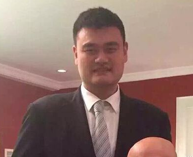 姚明让奥尼尔都显娇小，那在我们面前又是啥样 8张照片给你答案休闲区蓝鸢梦想 - Www.slyday.coM