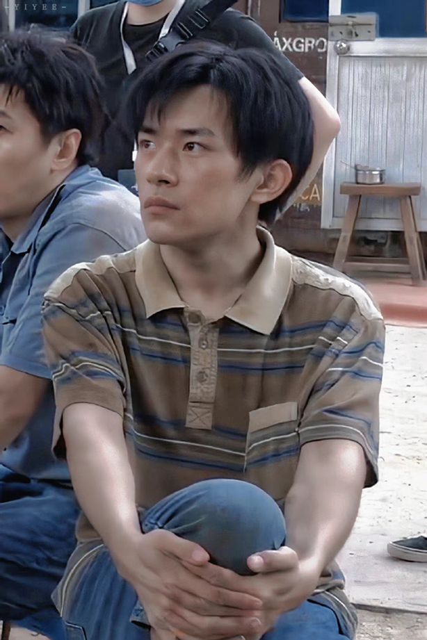 奇迹发布幕后花絮易烊千玺坐姿引调侃已经成剧组统一姿势