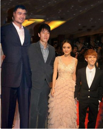 姚明让奥尼尔都显娇小，那在我们面前又是啥样 8张照片给你答案休闲区蓝鸢梦想 - Www.slyday.coM