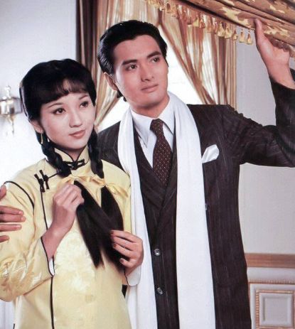 68岁赵雅芝再扮冯程程穿粉色洋装秀小蛮腰时隔41年容颜未改