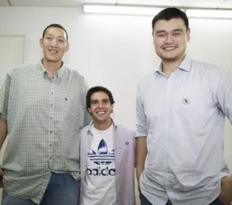 姚明让奥尼尔都显娇小，那在我们面前又是啥样 8张照片给你答案休闲区蓝鸢梦想 - Www.slyday.coM