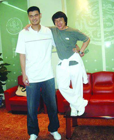 姚明让奥尼尔都显娇小，那在我们面前又是啥样 8张照片给你答案休闲区蓝鸢梦想 - Www.slyday.coM