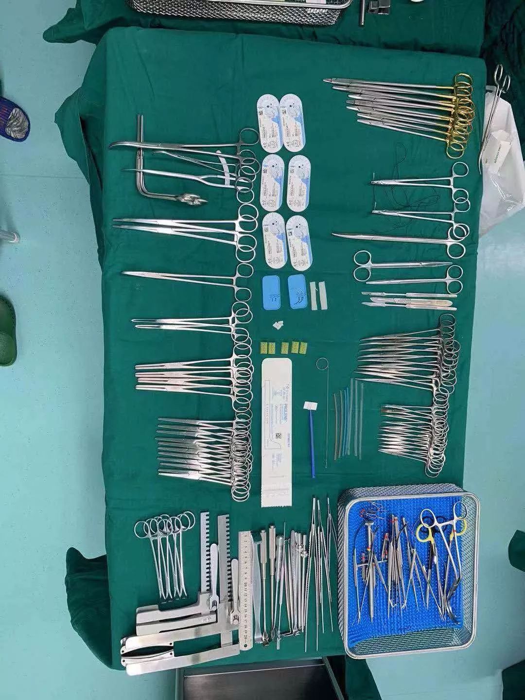 画面太美!器械这么精巧,品类这么细致,这又是一台什么手术呢?
