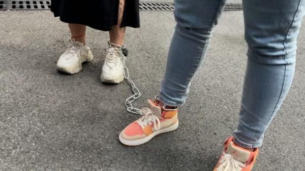 两名女子酒后玩游戏用铁链锁脚酒醒后上门求助消防