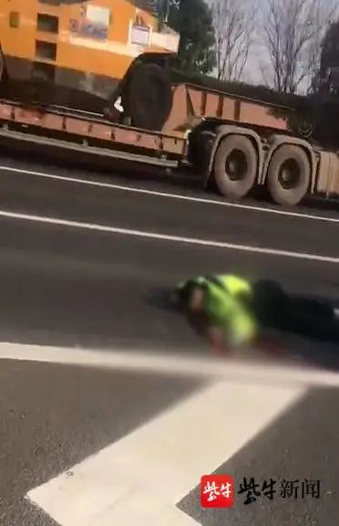 一交警被撞，正在抢救！休闲区蓝鸢梦想 - Www.slyday.coM