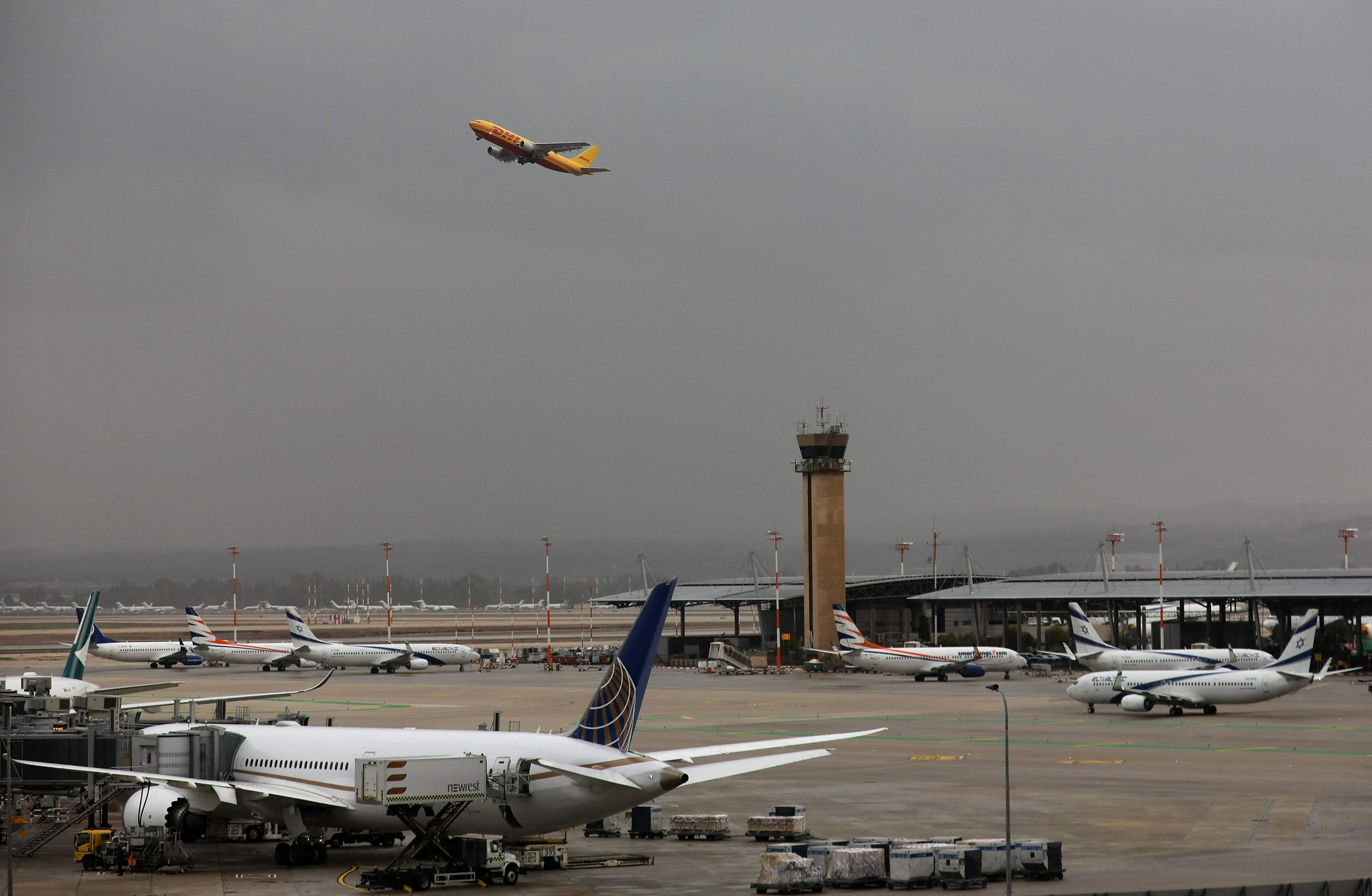 这是12月21日在以色列特拉维夫附近拍摄的本·古里安国际机场.