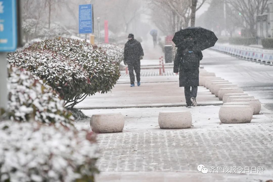 局部地区转中雪天气过程我市有一次雨夹雪转小雪,24日白天到夜间过程
