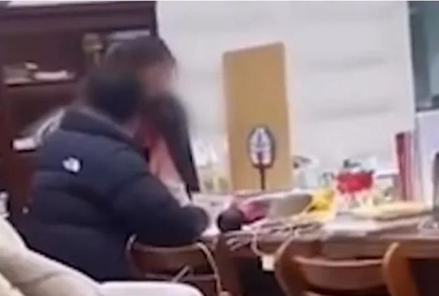 高校男生公共场合多次掌掴女友 女孩是讨好型人格还是被pua？休闲区蓝鸢梦想 - Www.slyday.coM