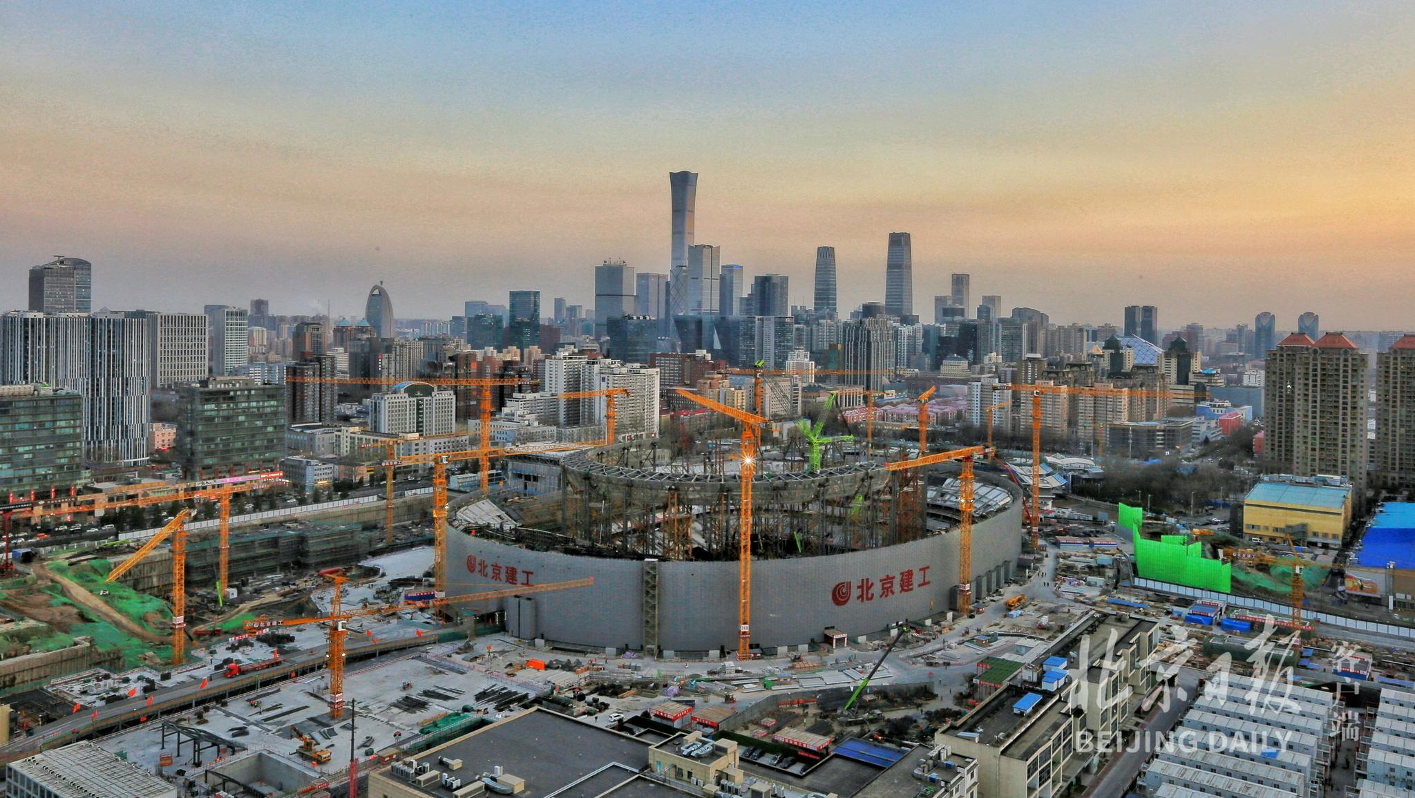 记者今天上午探访获悉,工体已经完成主体结构封顶,目前项目正在进行钢