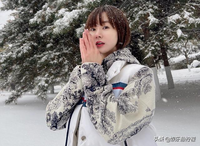 不久前,周弋楠晒出了与弟弟周弋群的合影,并称大家想念的皮志高来了