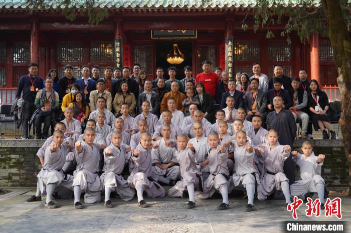 图为少林寺武僧与华裔杰青合影. 阚力 摄