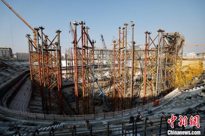 图为北京工人体育场改造复建现场。中新社记者 富田 摄
