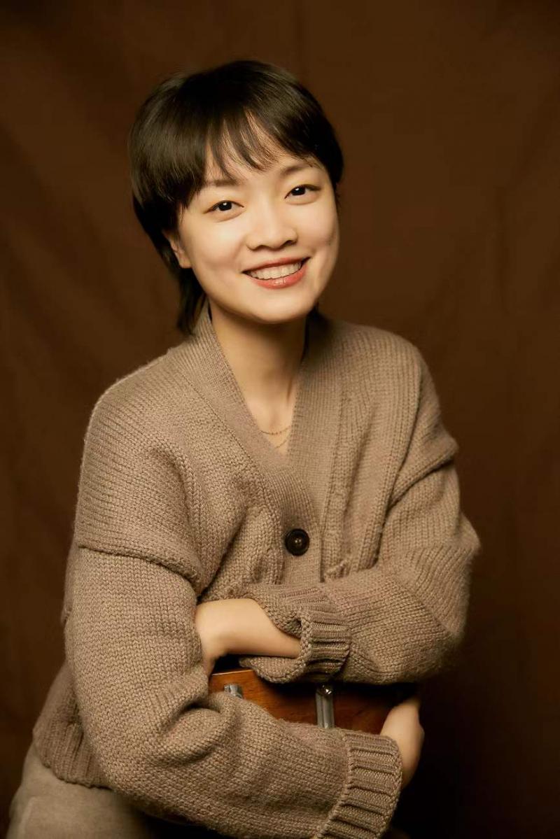 人,国家二级心理咨询师,中国理卫协会理咨询师专业委员会年委员简里里