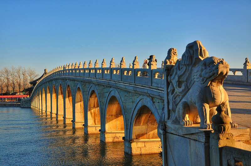 青年眼金光穿洞显奇观十七孔桥燃灯光